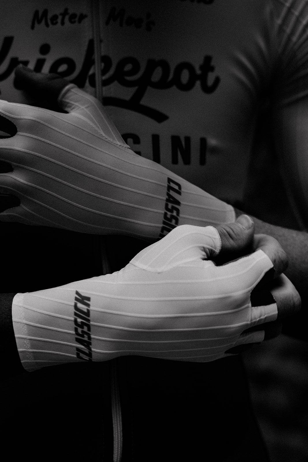 Detail van witte Classick aero-handschoenen.
