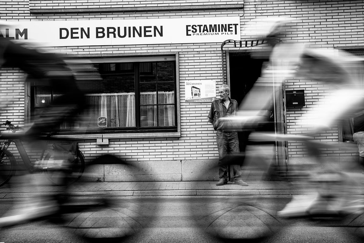De koers passeert café Den Bruinen.