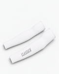 Classick SF2 witte aero armwarmers op een lichte studioachtergrond