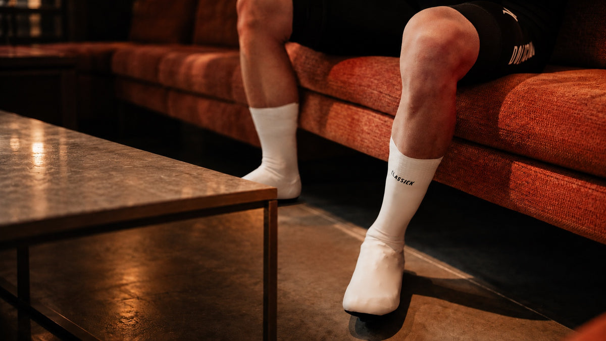 Classick Flandrien overschoenen in wit, gedragen in het wielercafé