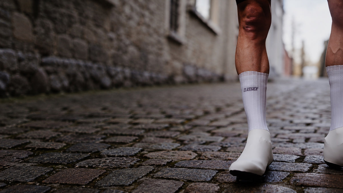Classick SF2 aero overschoenen in wit, gedragen op kasseien