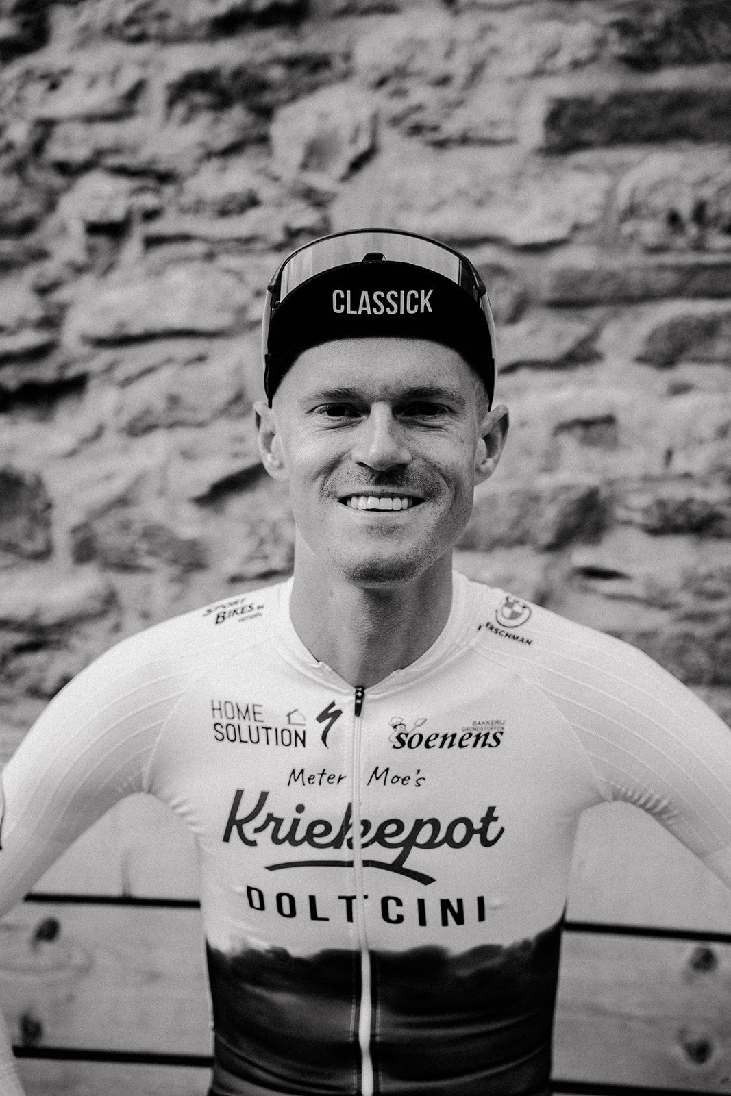 Portret van een glimlachende renner met zwarte Classick koerspet.